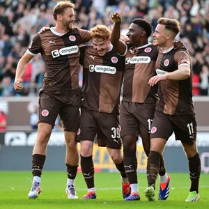 St. Pauli feiert das 2:0 durch Oladapo Afolayan.
