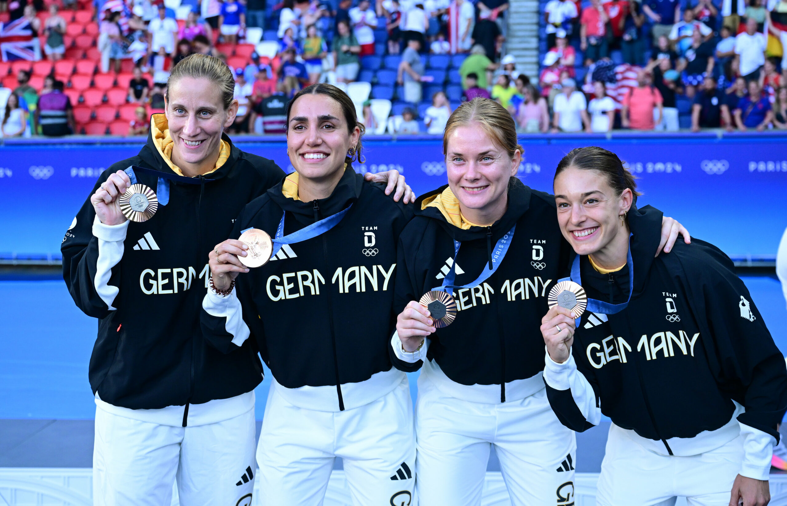 Ann-Kathrin Berger mit der Bronzemedaille nach der Siegerehrung bei den Olympischen Spielen