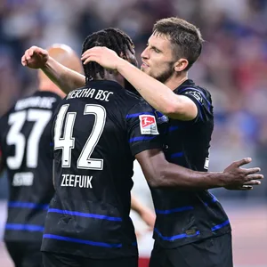 Jonjoe Kenny feiert mit Deyovaisio Zeefuik den späten Ausgleich der Hertha