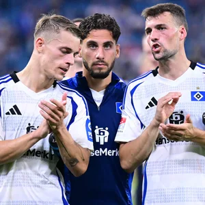 Miro Muheim, Ludovit Reis und Jonas Meffert stehen enttäuscht vor der Nordtribüne