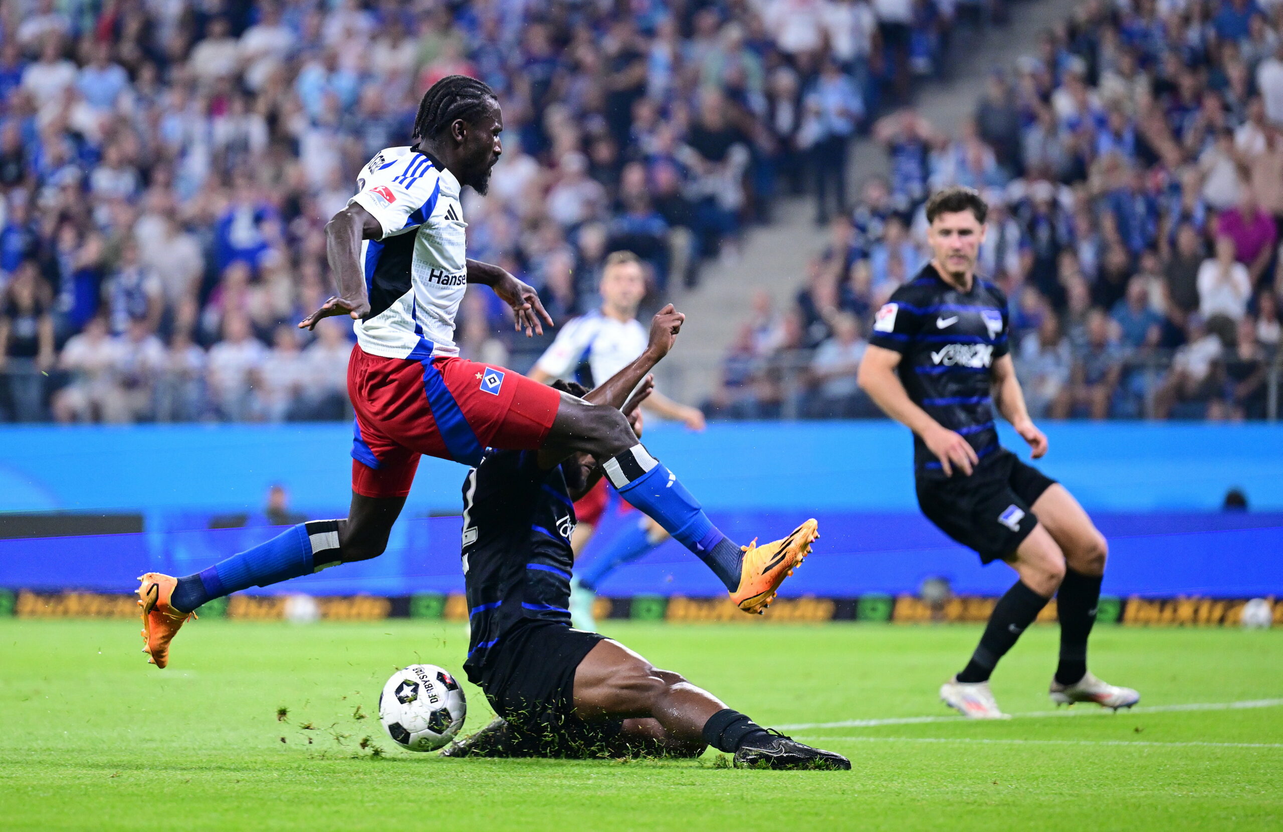 Keiner spielte in Liga zwei öfter für den HSV als er: Bakery. Jatta (hier gegen Herthas Deyovaisio Zeefuik) zählte auch gegen Berlin zu den besten Hamburgern.