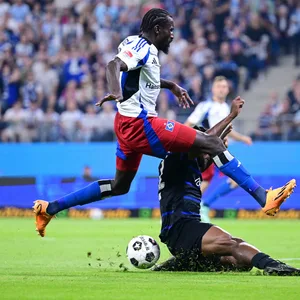 Keiner spielte in Liga zwei öfter für den HSV als er: Bakery. Jatta (hier gegen Herthas Deyovaisio Zeefuik) zählte auch gegen Berlin zu den besten Hamburgern.