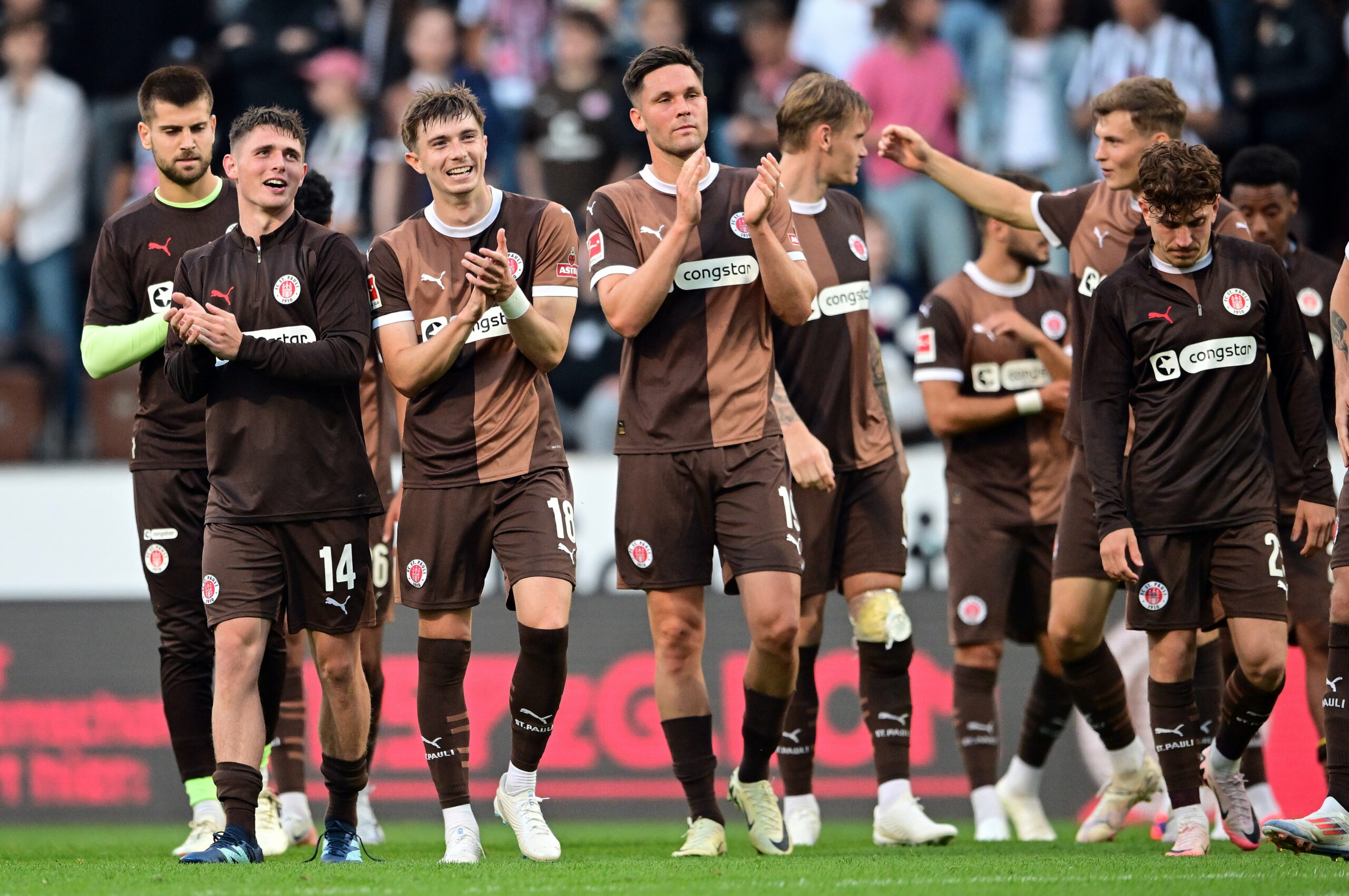 St. Pauli-Profis applaudieren nach einem Testspiel