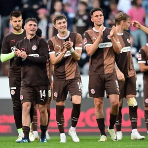 St. Pauli-Profis applaudieren nach einem Testspiel