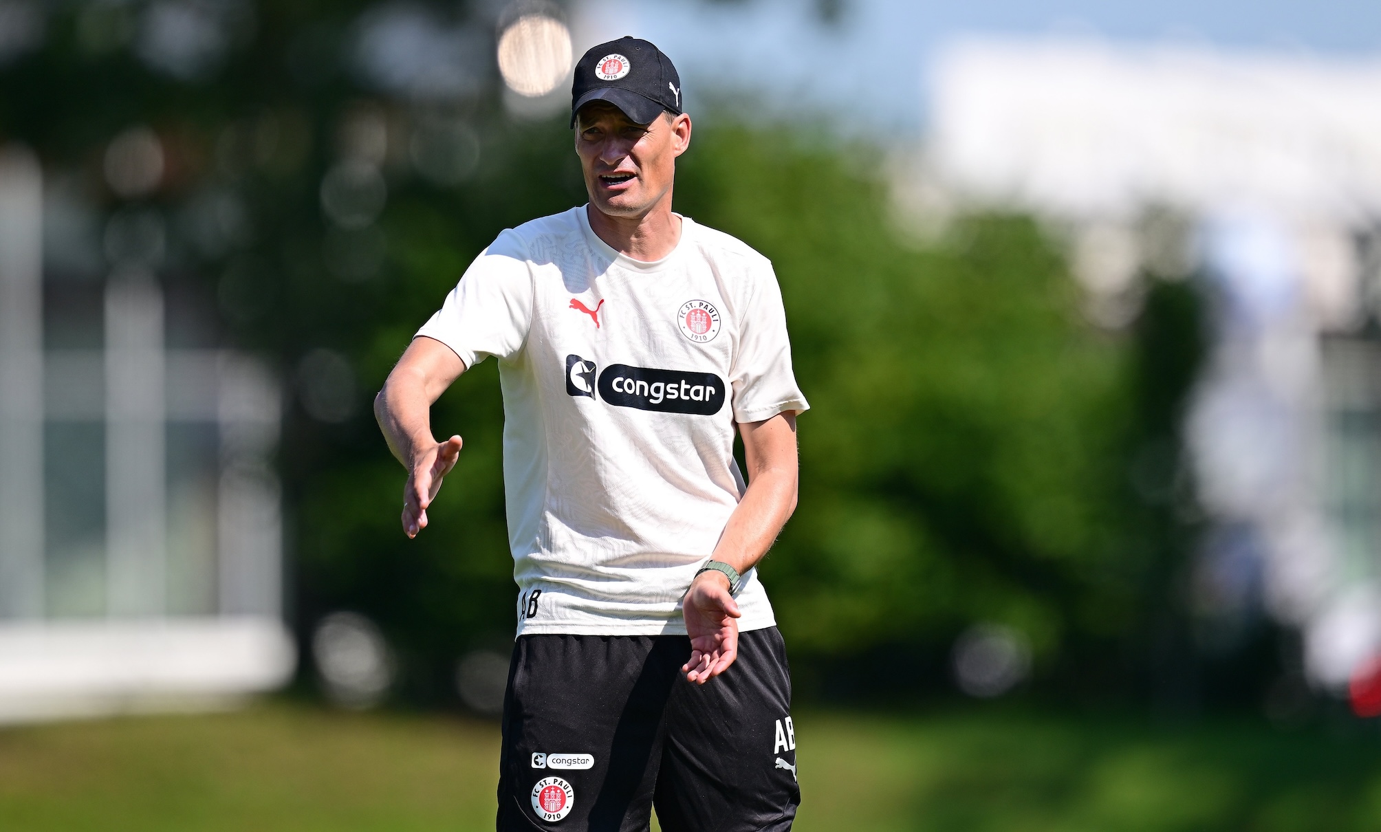 St. Pauli-Trainer Alexander Blessin gibt Anweisungen