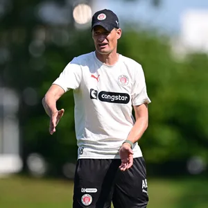 St. Pauli-Trainer Alexander Blessin gibt Anweisungen