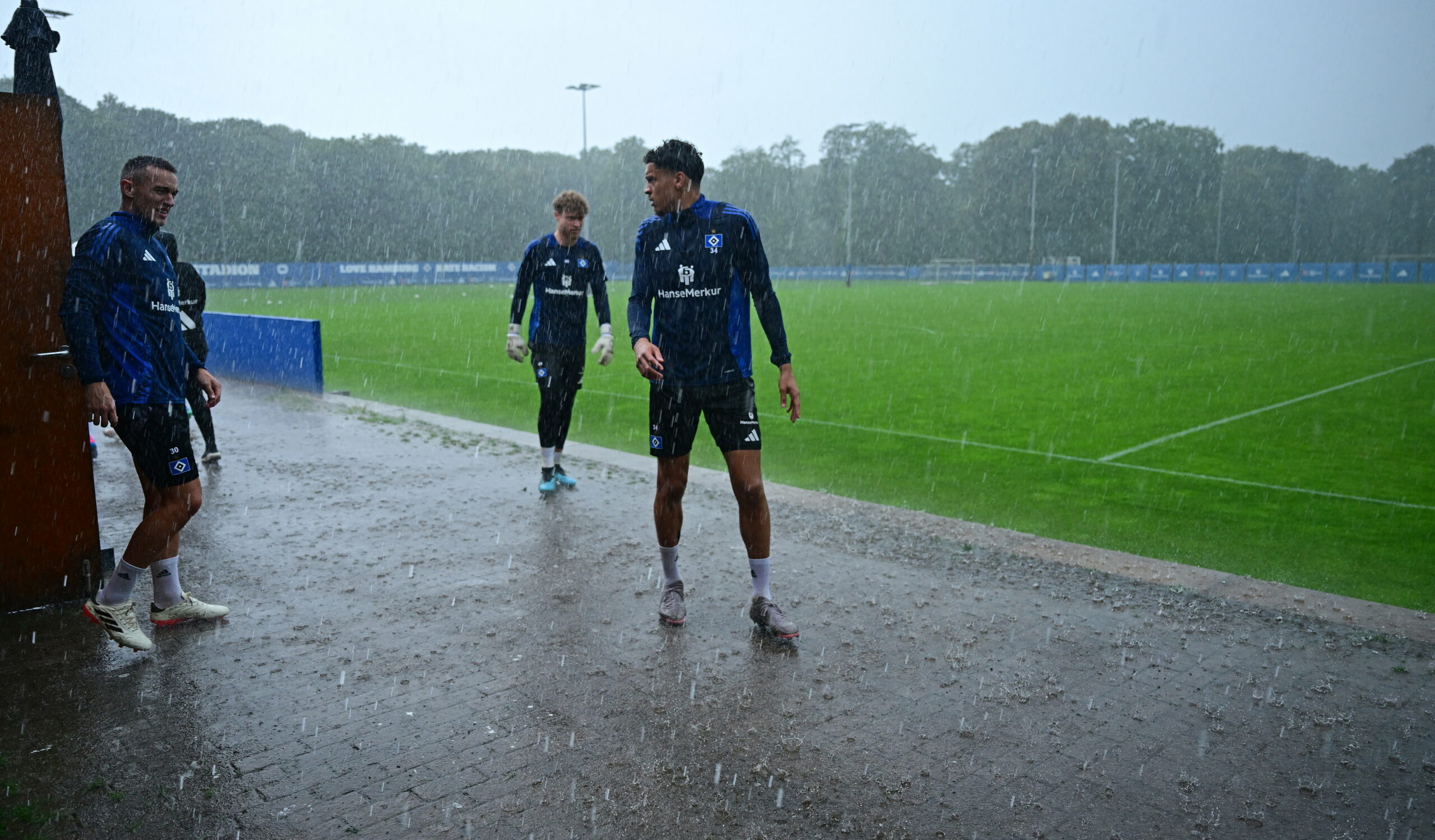 Regen-Chaos vor dem HSV-Trainingsplatz