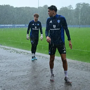 Regen-Chaos vor dem HSV-Trainingsplatz