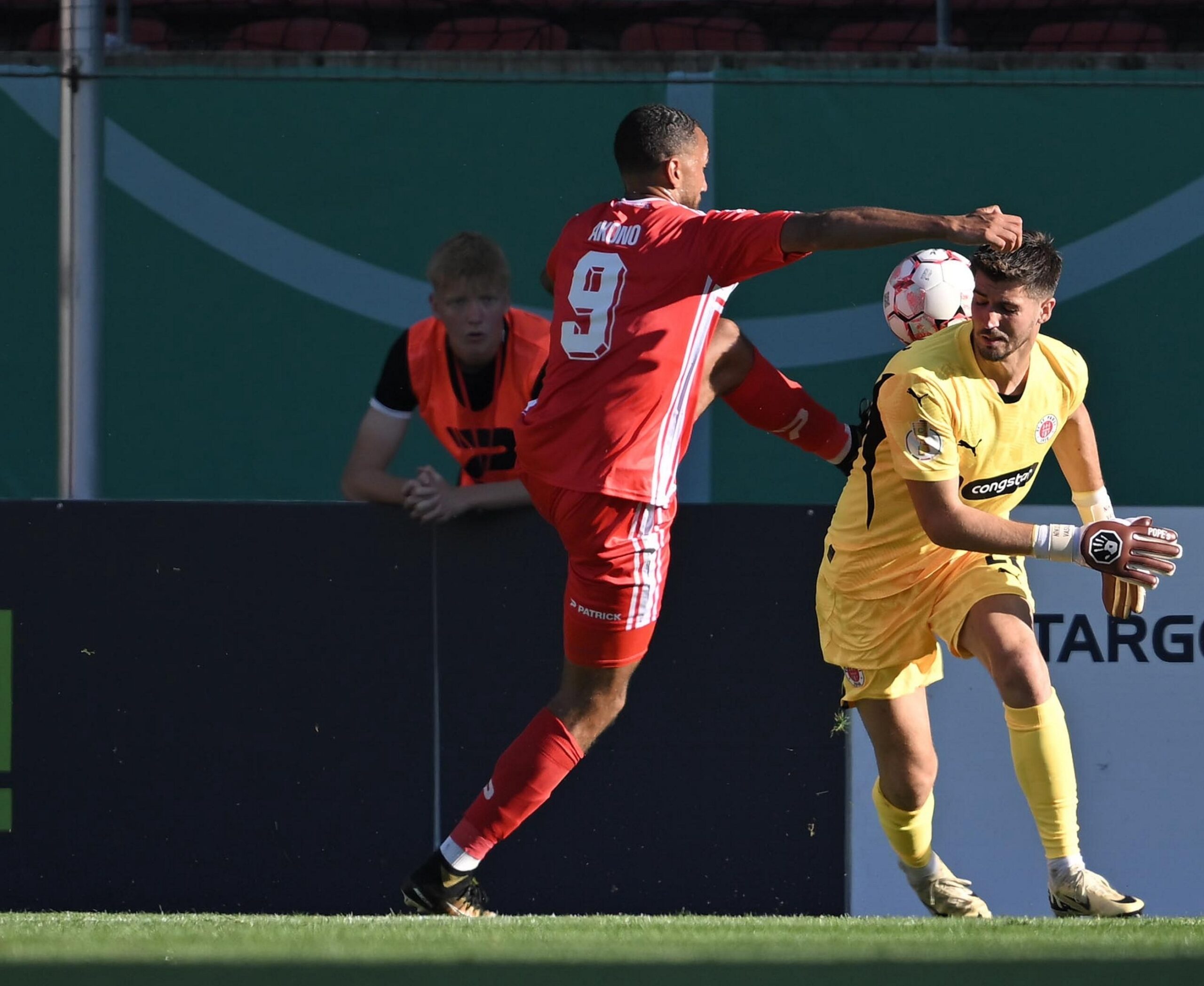 Nikola Vasilj beim Pokalspiel in Halle