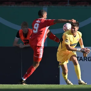 Nikola Vasilj beim Pokalspiel in Halle