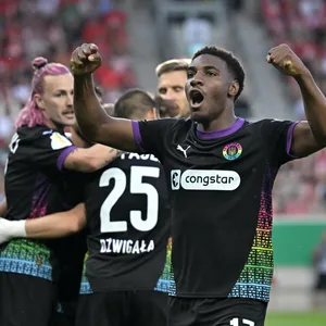 Oladapo Afolayan jubelt in Halle