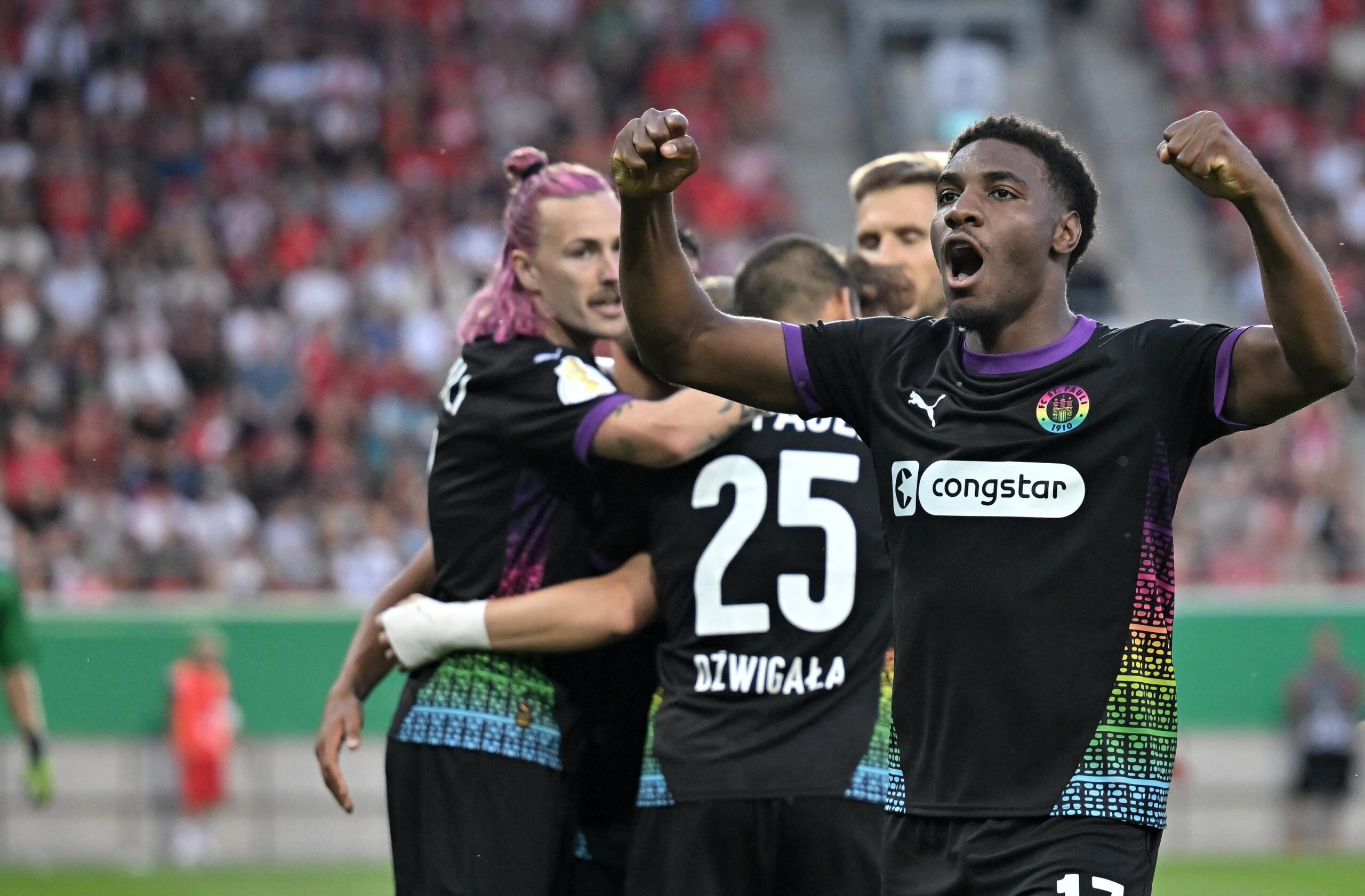 Oladapo Afolayan bejubelt den 3:2-Sieg in Halle