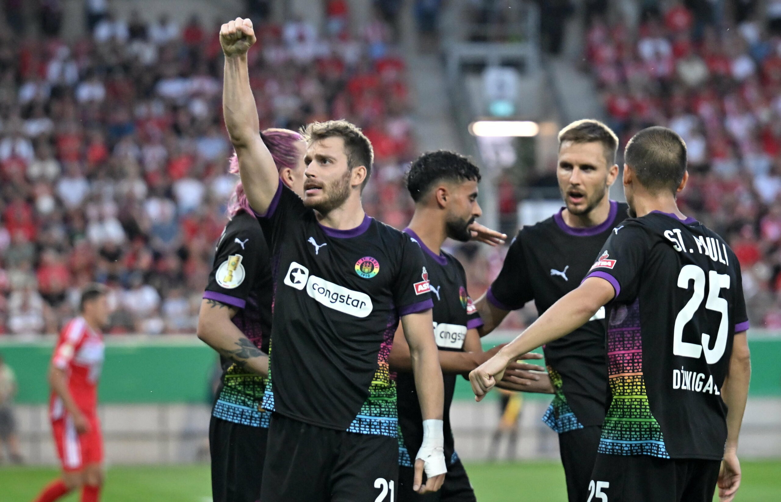 Lars Ritzka feiert seinen Treffer zum entscheidenden 3:2 für St. Pauli