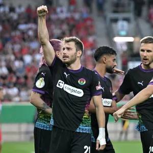 Lars Ritzka feiert seinen Treffer zum entscheidenden 3:2 für St. Pauli