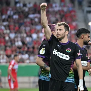 Lars Ritzka freut soch über seinen Siegtreffer in Halle