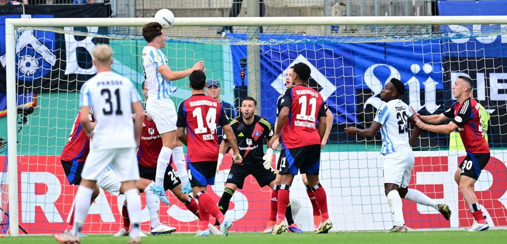 Kopfball von Meppen gegen den HSV