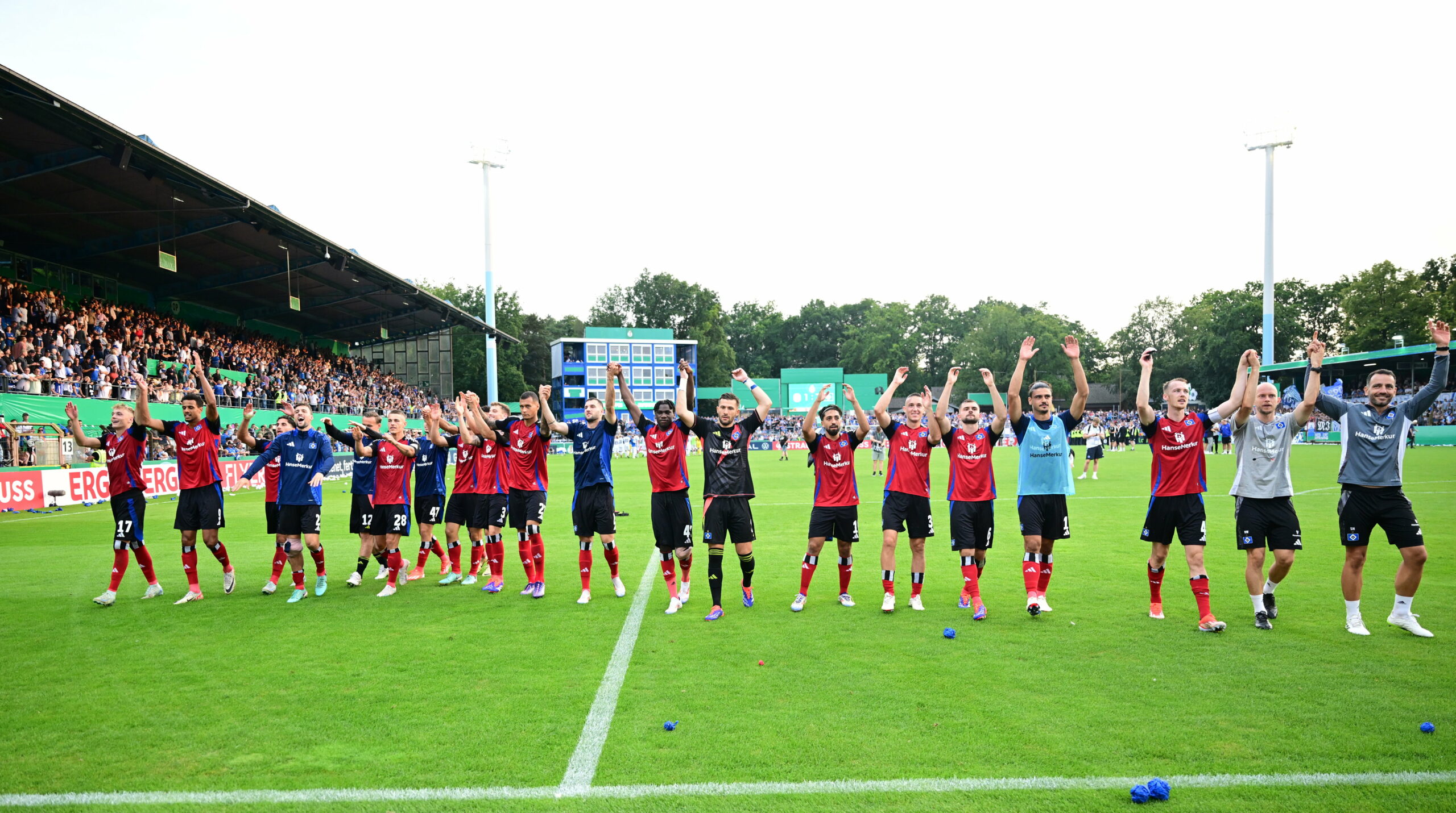 Der HSV feiert den deutlichen Pokalsieg in Meppen mit den Fans