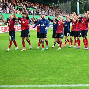 Der HSV feiert den deutlichen Pokalsieg in Meppen mit den Fans