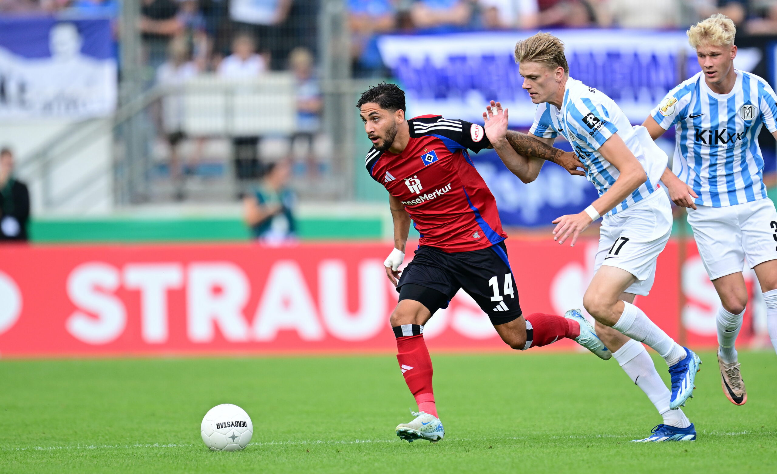 Ludovit Reis im Zweikampf mit Mika Stuhlmacher