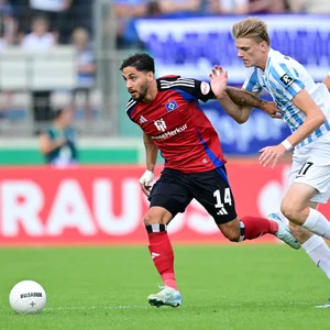 Ludovit Reis im Zweikampf mit Mika Stuhlmacher