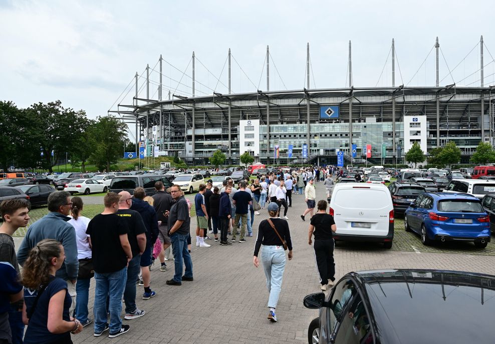 Mehr als 2000 Fans strömten am Donnerstag in den Volkspark, um sich mit den alten Sitzschalen einzudecken.