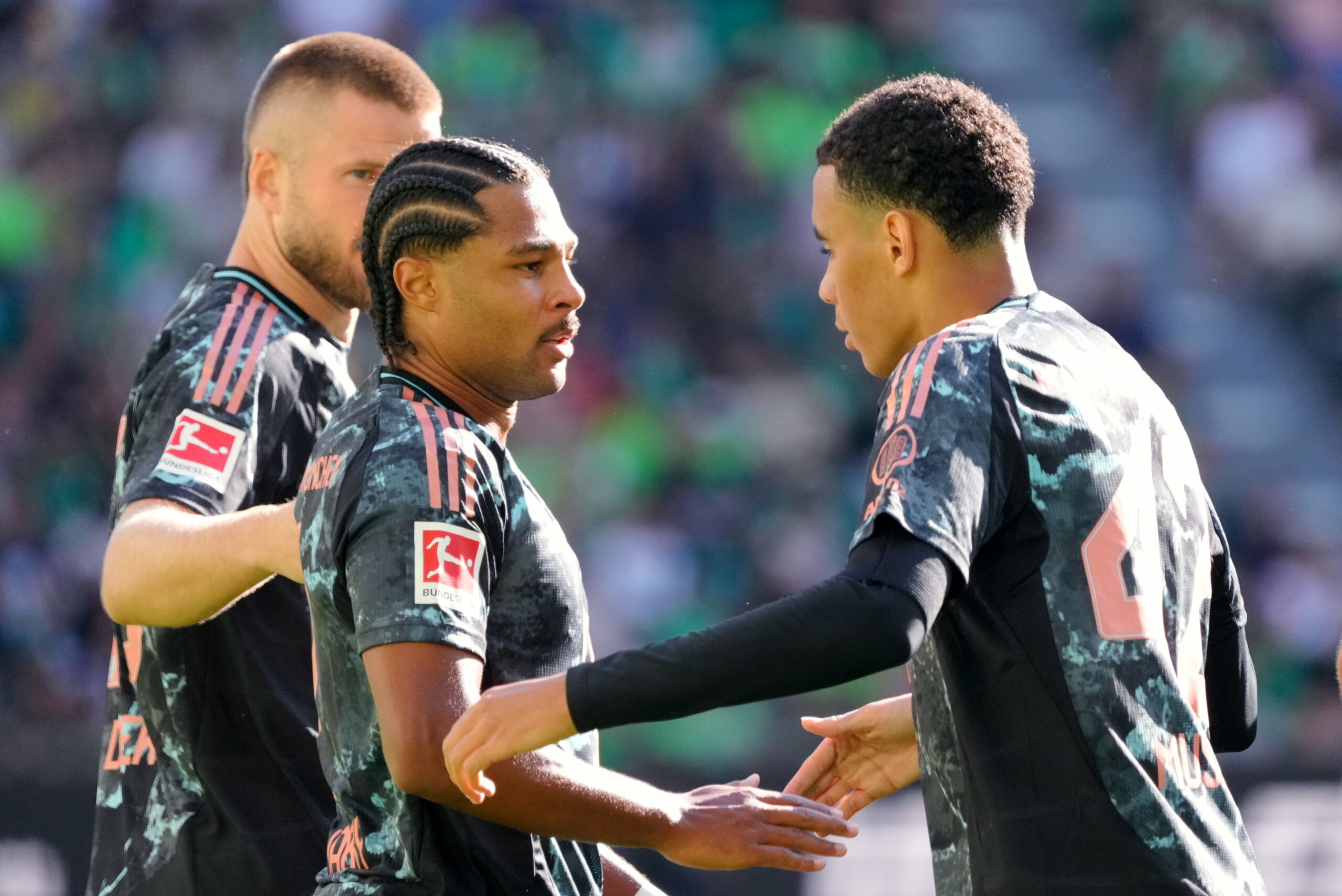 Jamal Musiala gratuliert Serge Gnabry zu seinem Tor in Wolfsburg