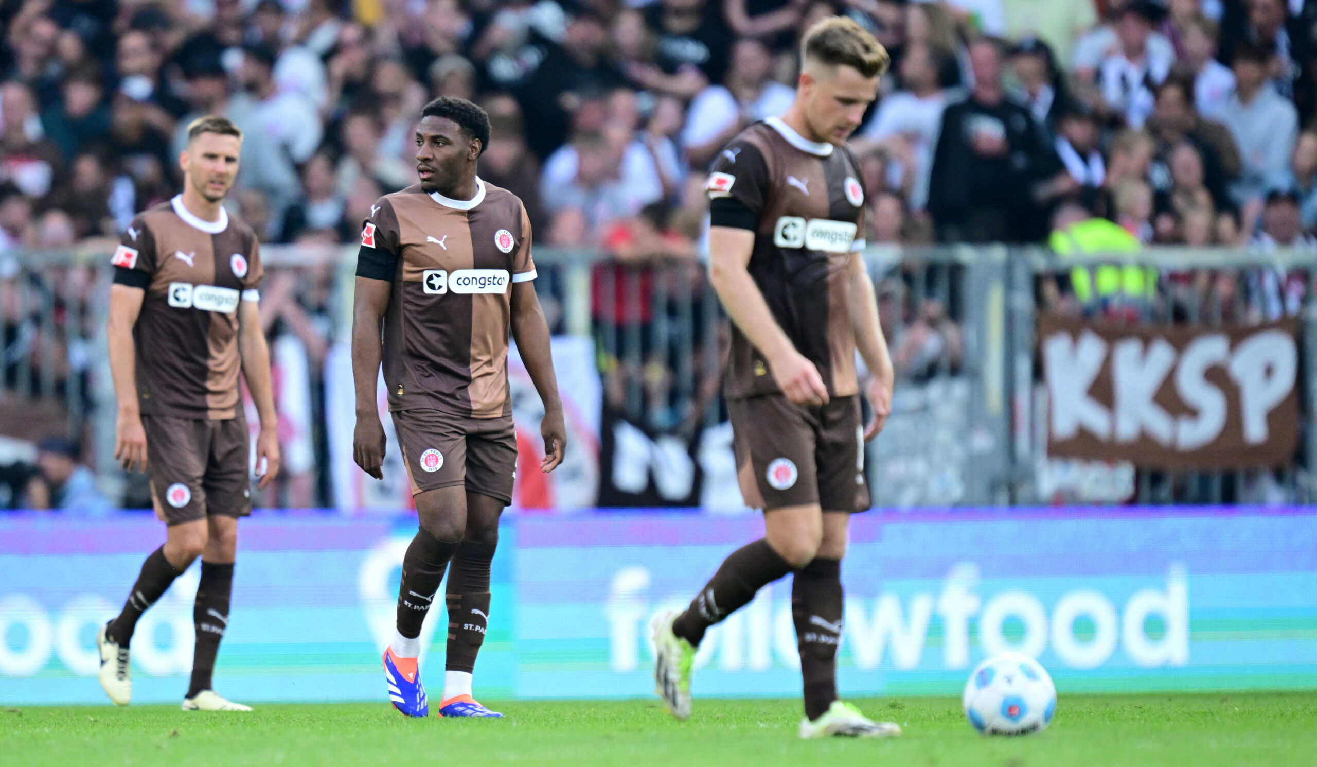 Enttäuschte St. Pauli-Spieler nach der Niederlage gegen Heidenheim