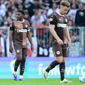Enttäuschte St. Pauli-Spieler nach der Niederlage gegen Heidenheim