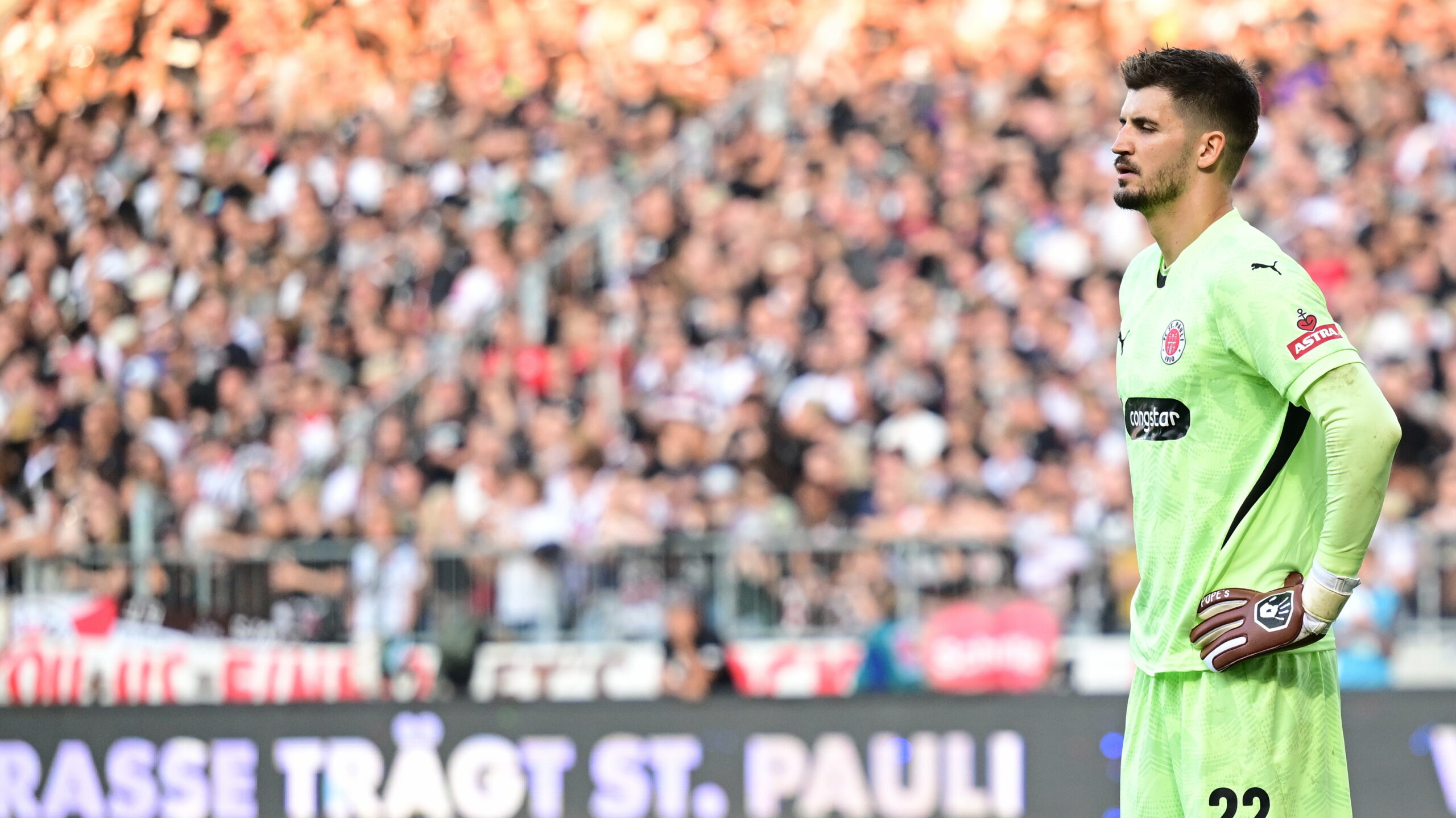 St. Pauli-Torwart Nikola Vasilj nach dem Gegentor zum 0:2-Endstand.