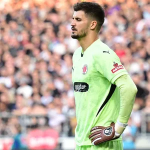 St. Pauli-Torwart Nikola Vasilj nach dem Gegentor zum 0:2-Endstand.