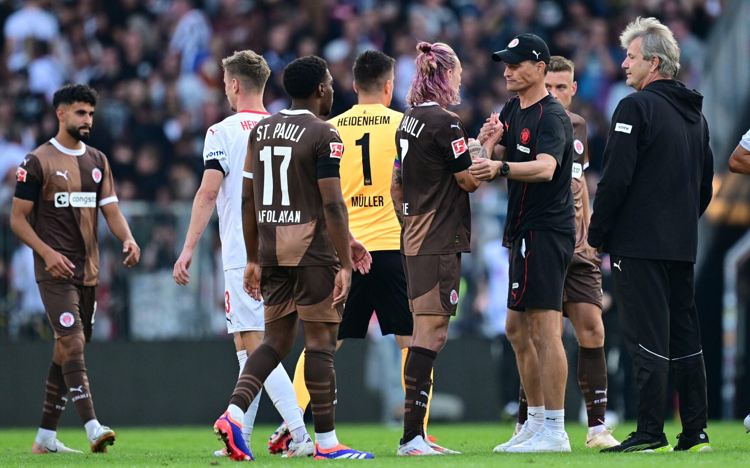 St. Paulis Profis klatschen nach der 0:2-Niederlage gegen Heidenheim enttäuscht ab