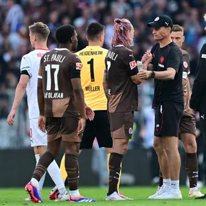 St. Paulis Profis klatschen nach der 0:2-Niederlage gegen Heidenheim enttäuscht ab
