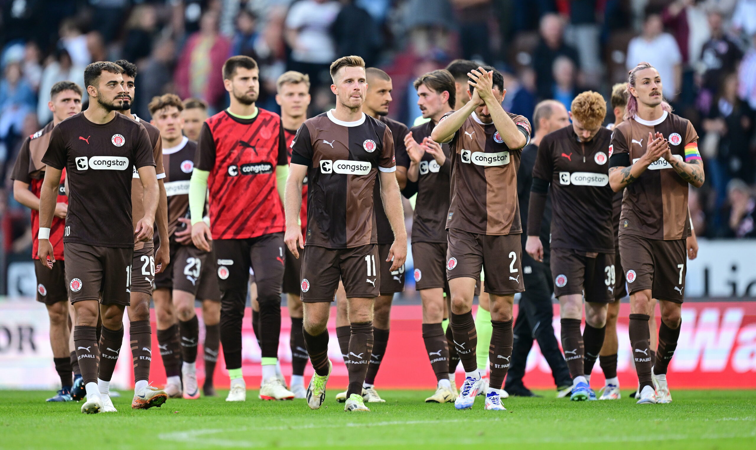 St. Pauli-Profis applaudieren nach Schlusspfiff