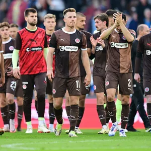 St. Pauli-Profis applaudieren nach Schlusspfiff