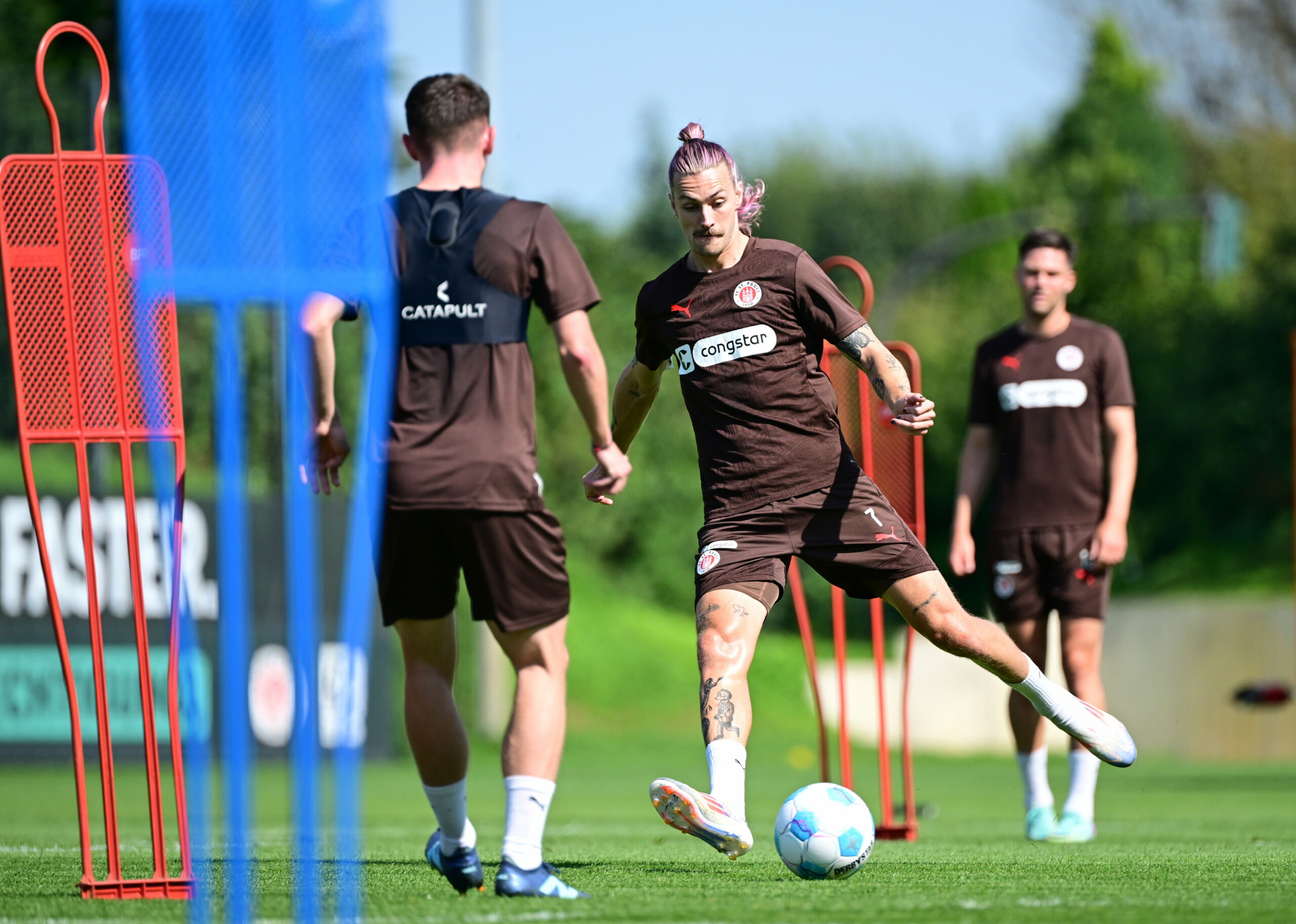 St. Pauli-Kapitän Jackson Irvine beim Training an der Kollaustraße