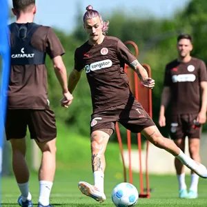 St. Pauli-Kapitän Jackson Irvine beim Training an der Kollaustraße