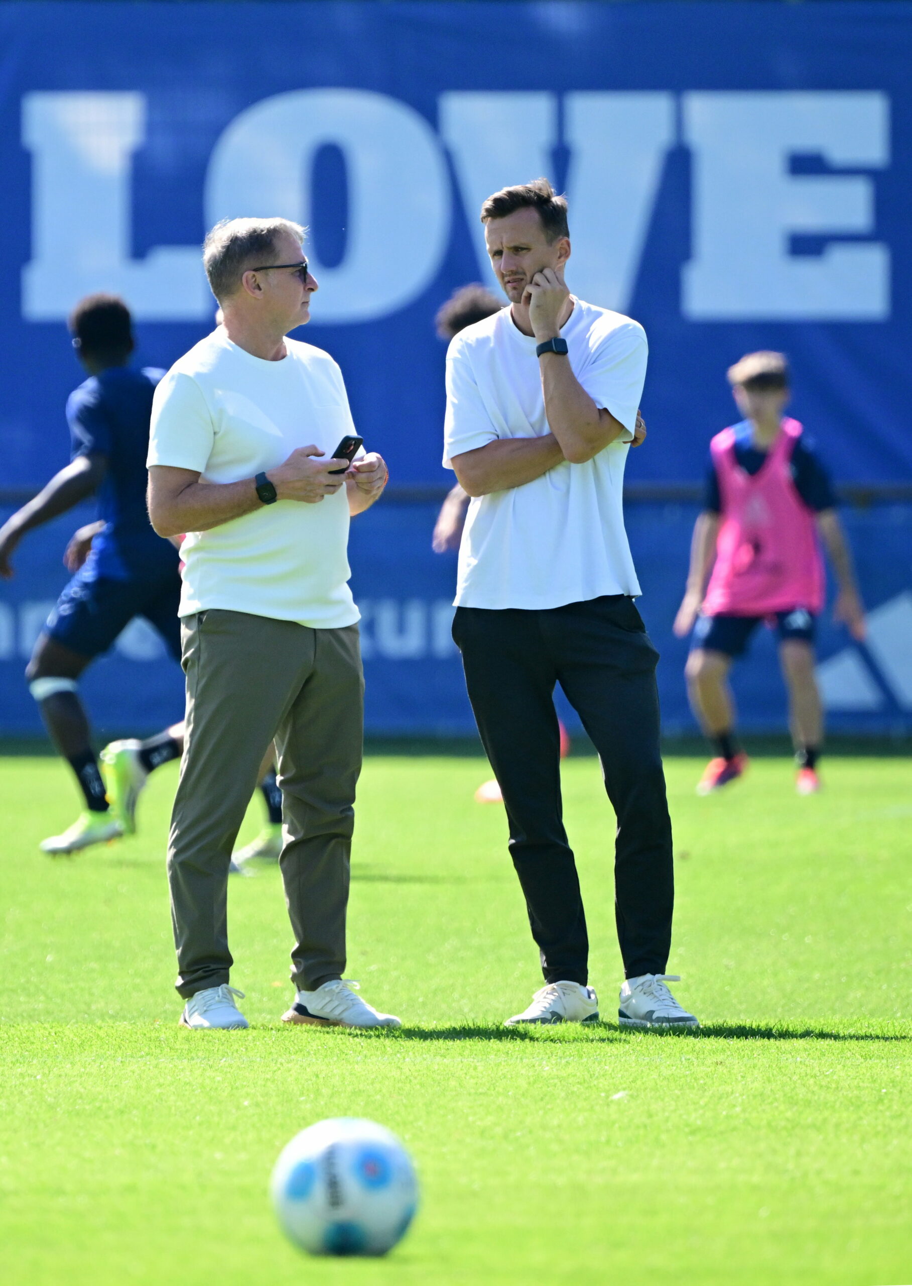 HSV-Sportvorstand Stefan Kuntz (l.) und Sportdirektor Claus Costa würden gern noch mehrere Spieler abgeben.