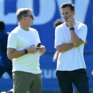 HSV-Sportvorstand Stefan Kuntz (l.) und Sportdirektor Claus Costa würden gern noch mehrere Spieler abgeben.