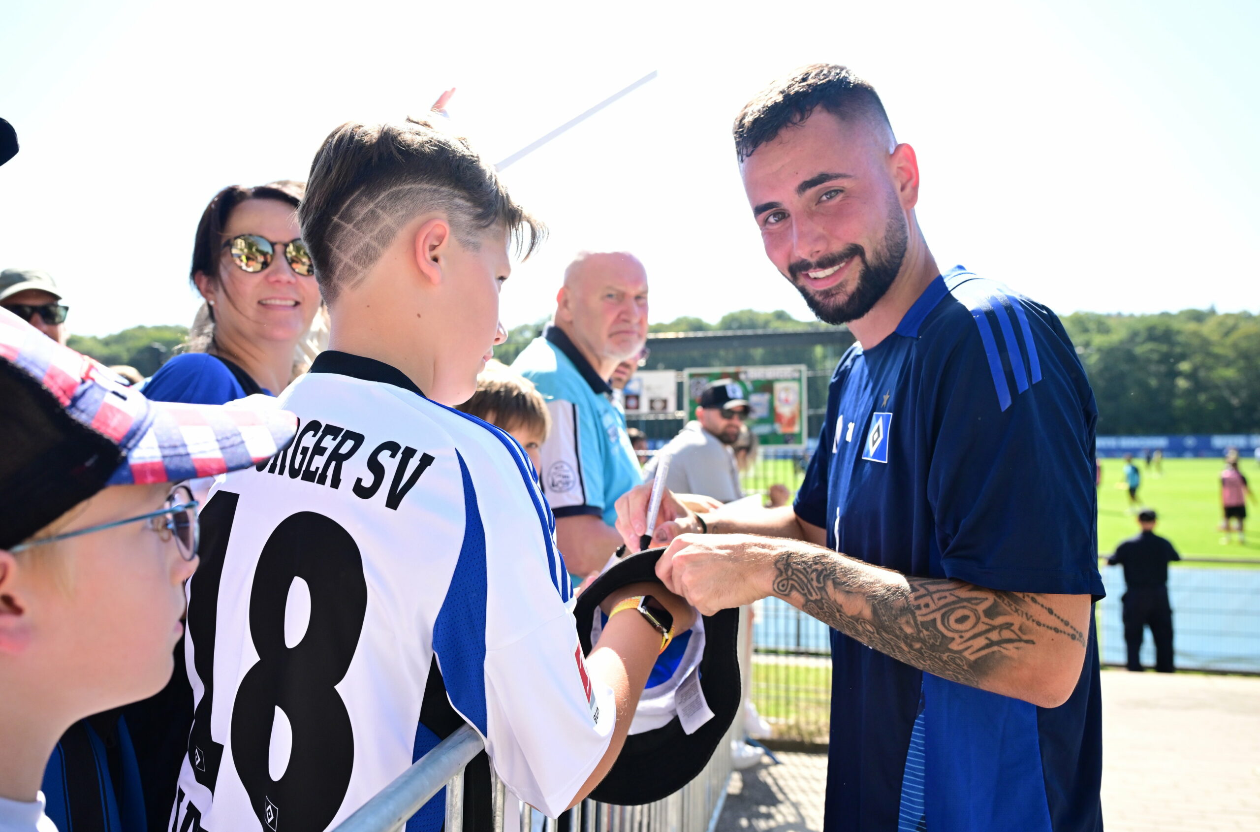 Die Autogramme von HSV-Zugang Marco Richter waren am Mittwoch bei den Fans heißbegehrt.