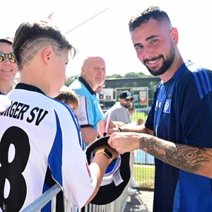 Die Autogramme von HSV-Zugang Marco Richter waren am Mittwoch bei den Fans heißbegehrt.