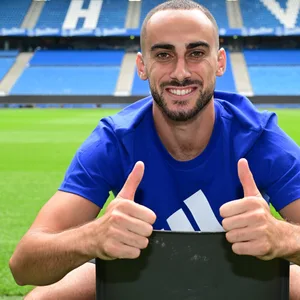 HSV-Zugang Lucas Perrin zeigt bei seiner Vorstellung im Volksparkstadion beide Daumen nach oben.