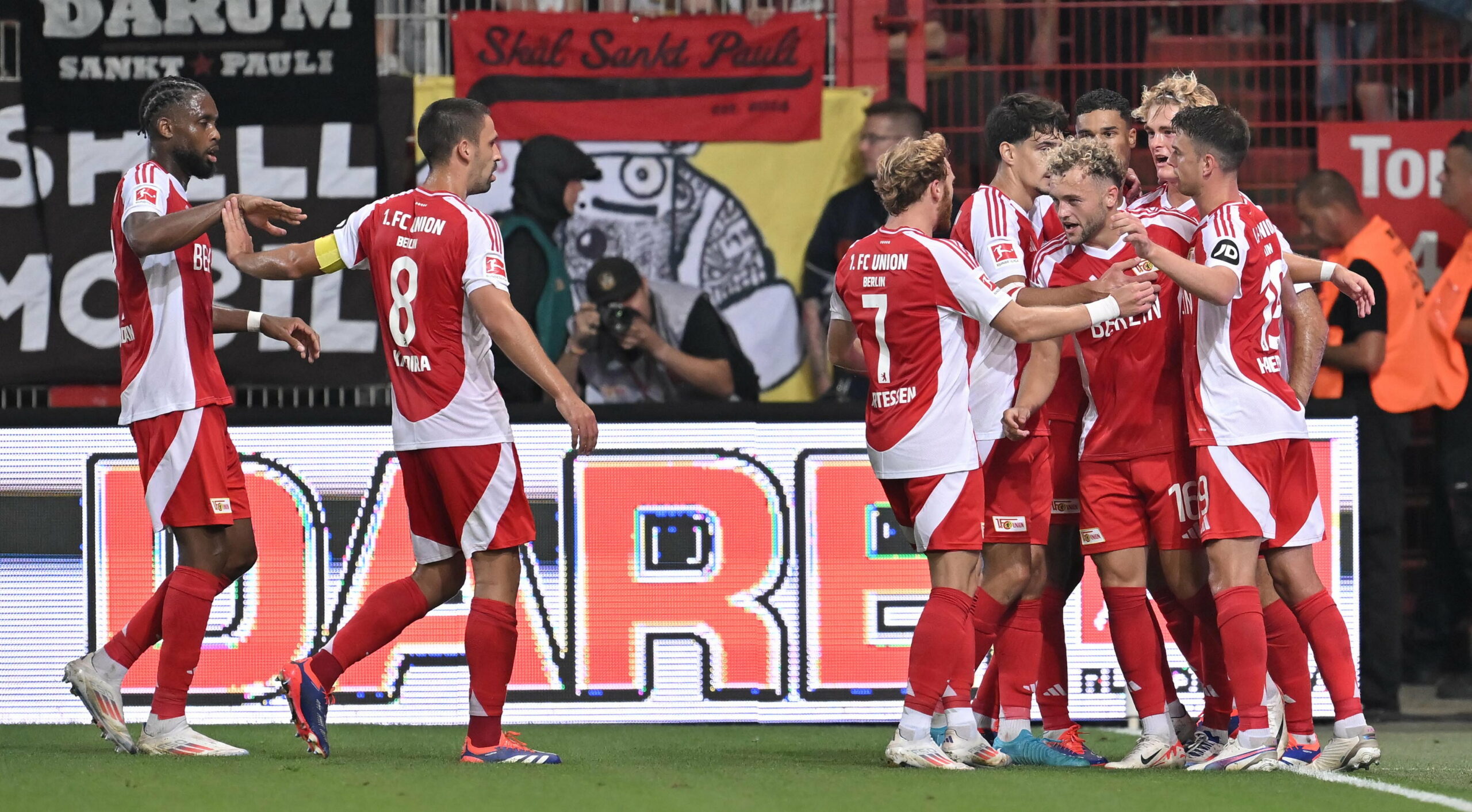 Union Berlin bejubelt den 1:0-Siegtreffer gegen St. Pauli