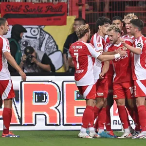 Union Berlin bejubelt den 1:0-Siegtreffer gegen St. Pauli