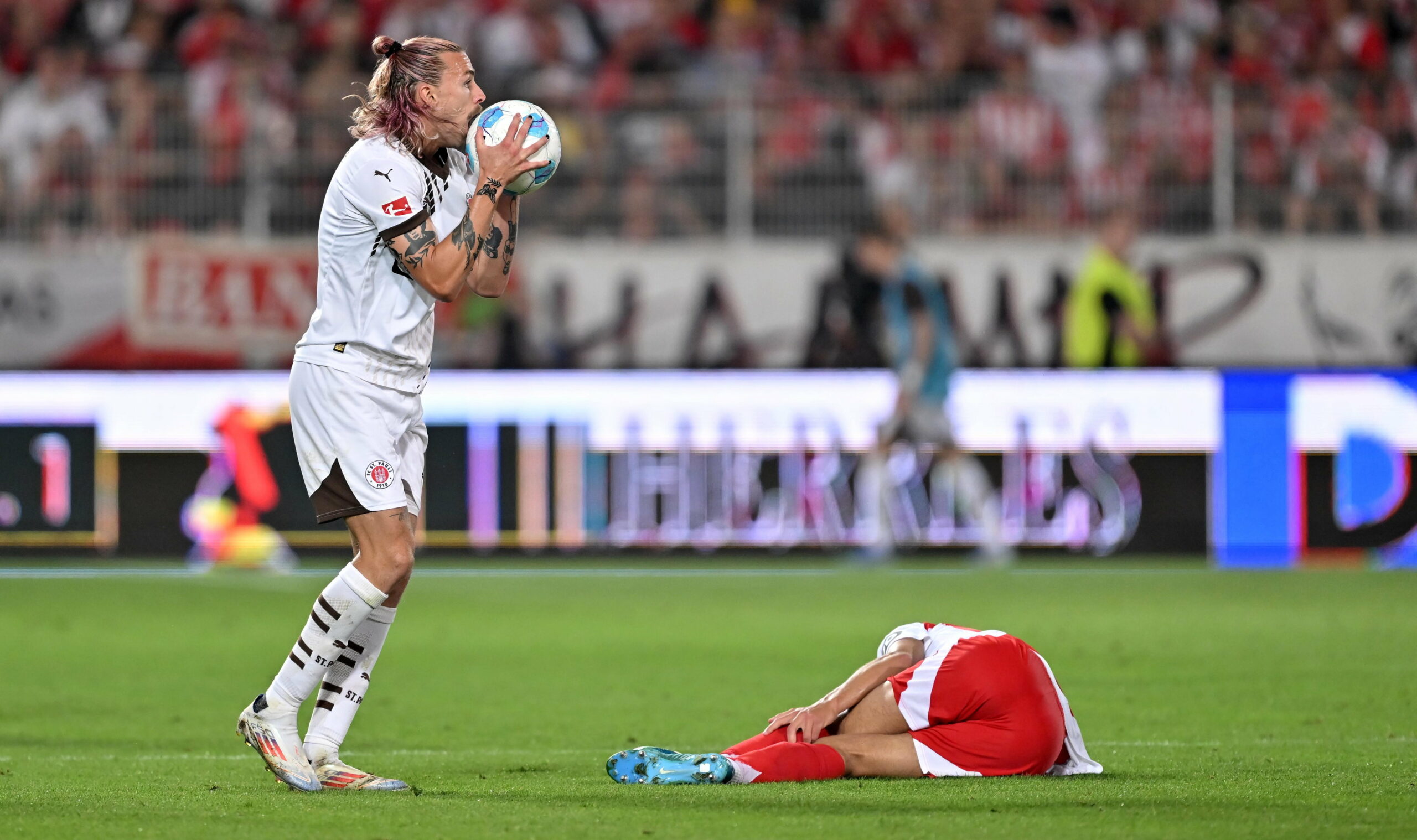 Jackson Irvine haderte immer wieder mal mit einzelnen Situation wie hier nach einem Foulspiel.