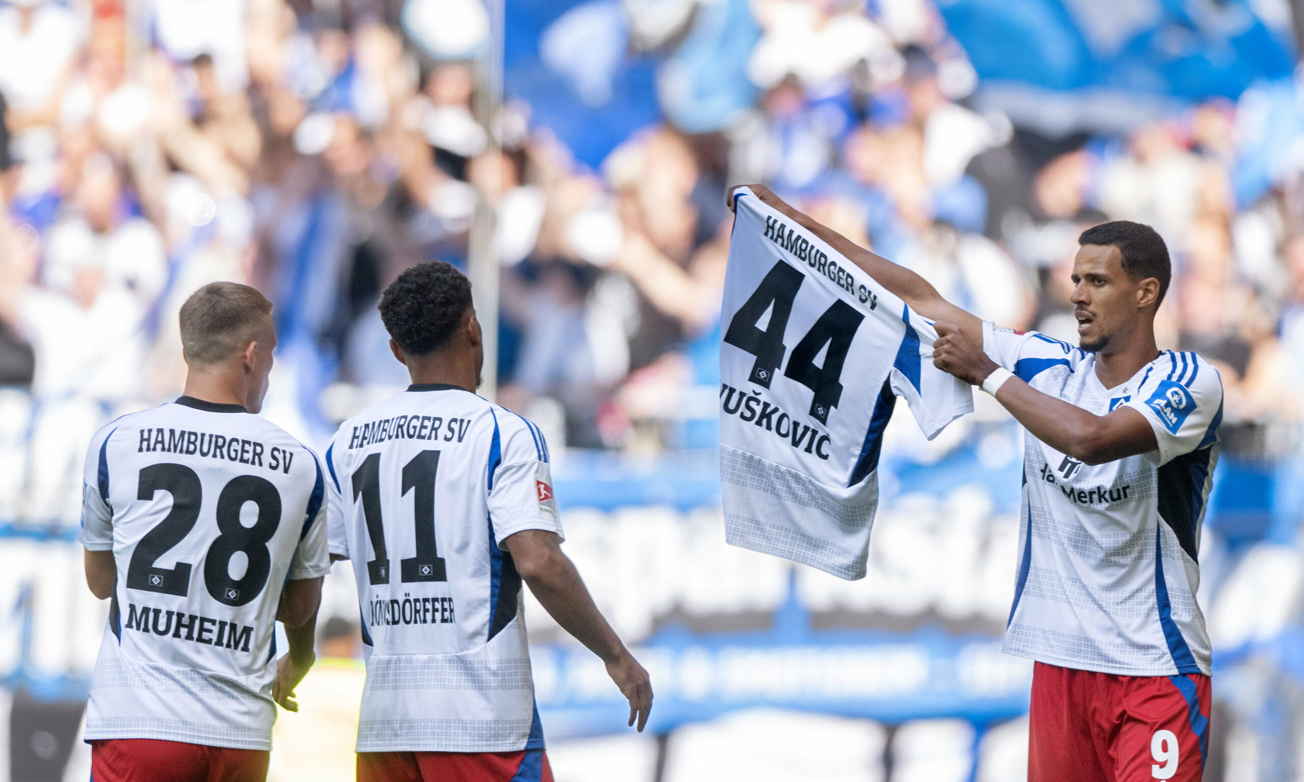 Doppeltorschütze Robert Glatzel zeigt beim Jubeln das Vuskovic-Trikot mit der Nummer 44.