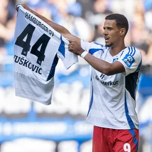Doppeltorschütze Robert Glatzel zeigt beim Jubeln das Vuskovic-Trikot mit der Nummer 44.