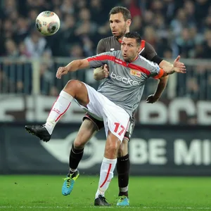 Torsten Mattuschka im Zweikampf mit Markus Thorandt