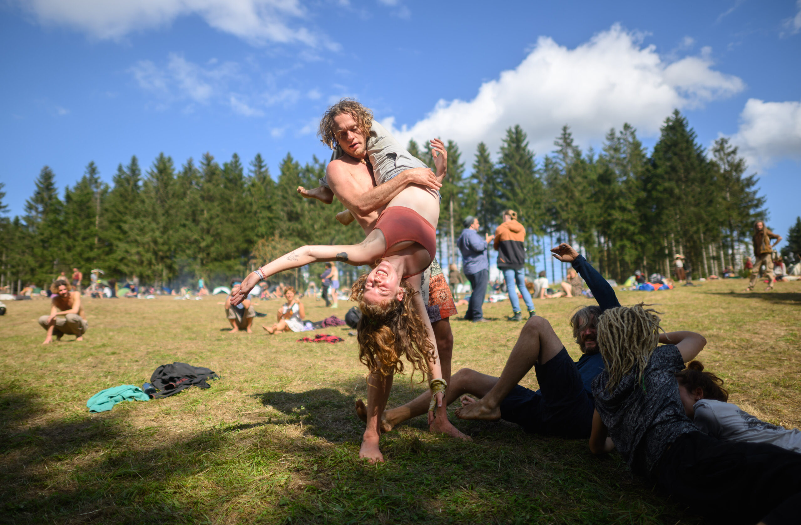 Tanzen für den Frieden: Im Harz campen derzeit mehr als 1000 Mitglieder der Rainbow Family aus aller Welt mitten im Wald.