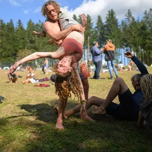 Tanzen für den Frieden: Im Harz campen derzeit mehr als 1000 Mitglieder der Rainbow Family aus aller Welt mitten im Wald.