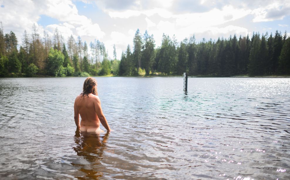 Jo, Mitglied der Rainbow Family, badet nackt im Oberen Hahnebalzer Teich.